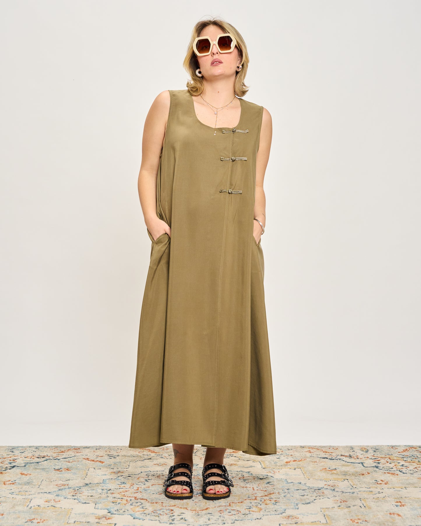 Abito Smanicato con Alamari